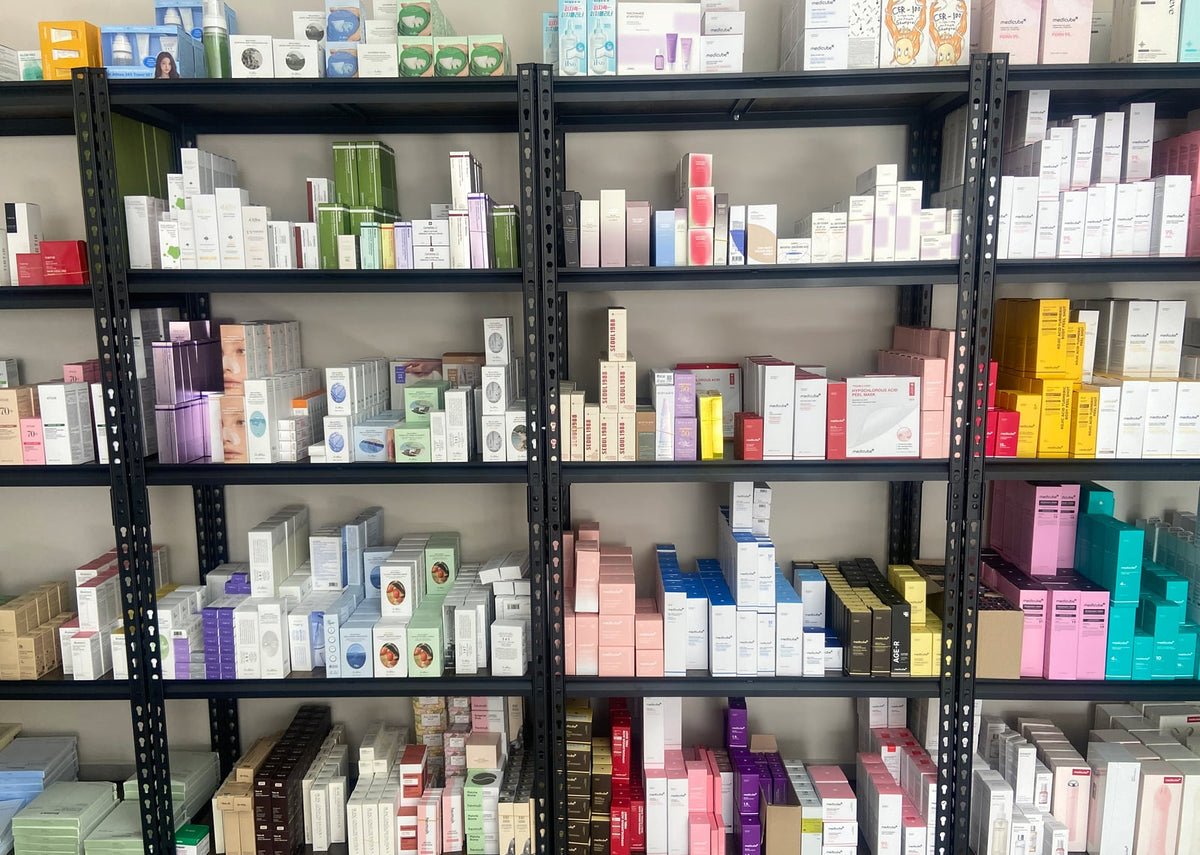 Anaquel de la bodega de Wellx con productos de K-beauty