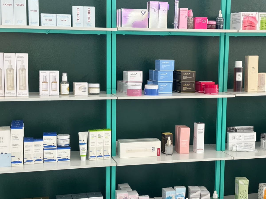 Anaquel de Dermaclub con productos de Wellx