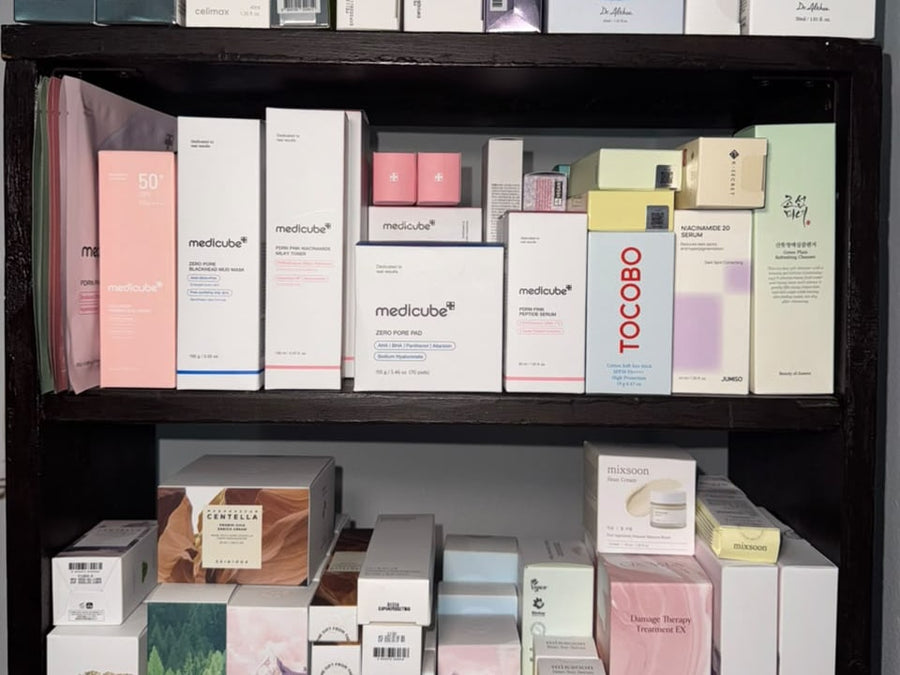 Anaquel de Dixury con productos de Wellx